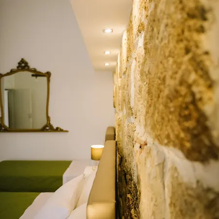 Alojamento de Acomodação e Pequeno-almoço Regina Elena Avola