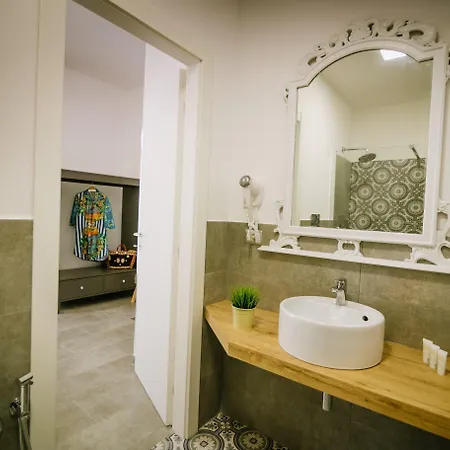 Alojamento de Acomodação e Pequeno-almoço Regina Elena Avola