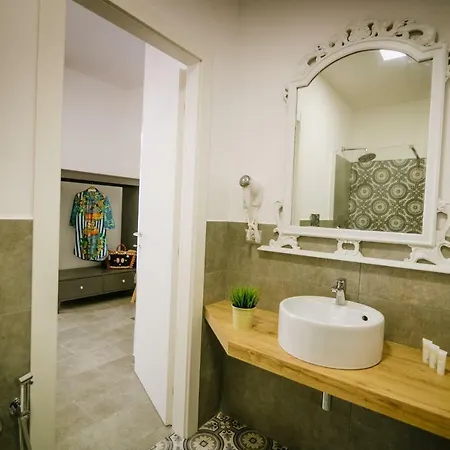 Alojamento de Acomodação e Pequeno-almoço Regina Elena 4*